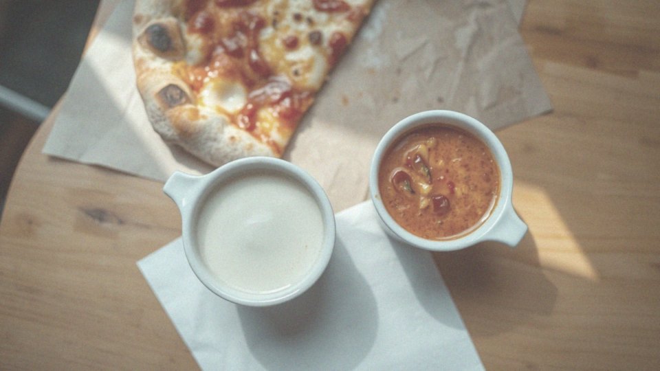 Jakie są różnice między łagodnym a ostrym sosem czosnkowym do pizzy?